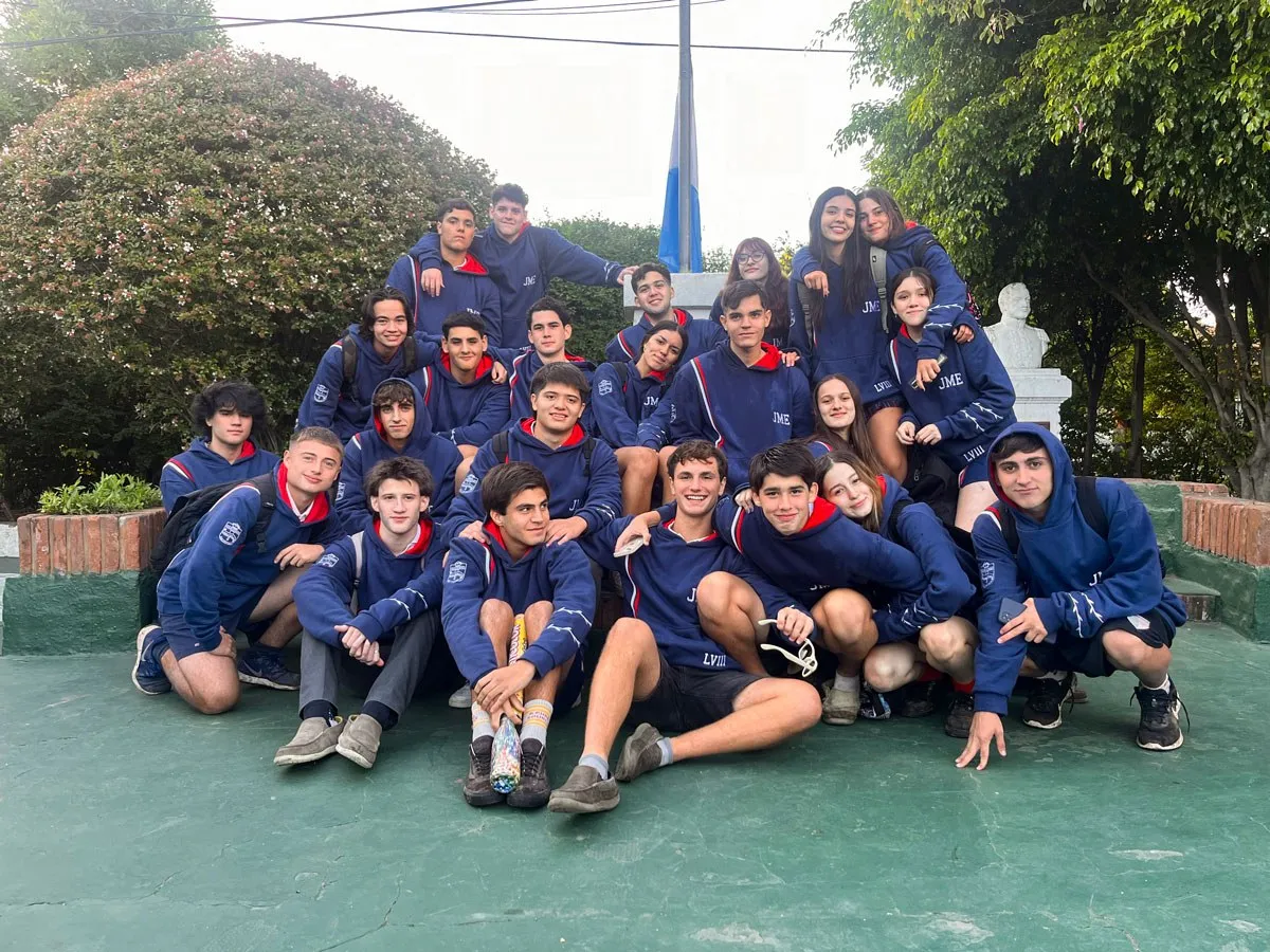 Grupo de estudiantes de Secondary reunidos en el patio
