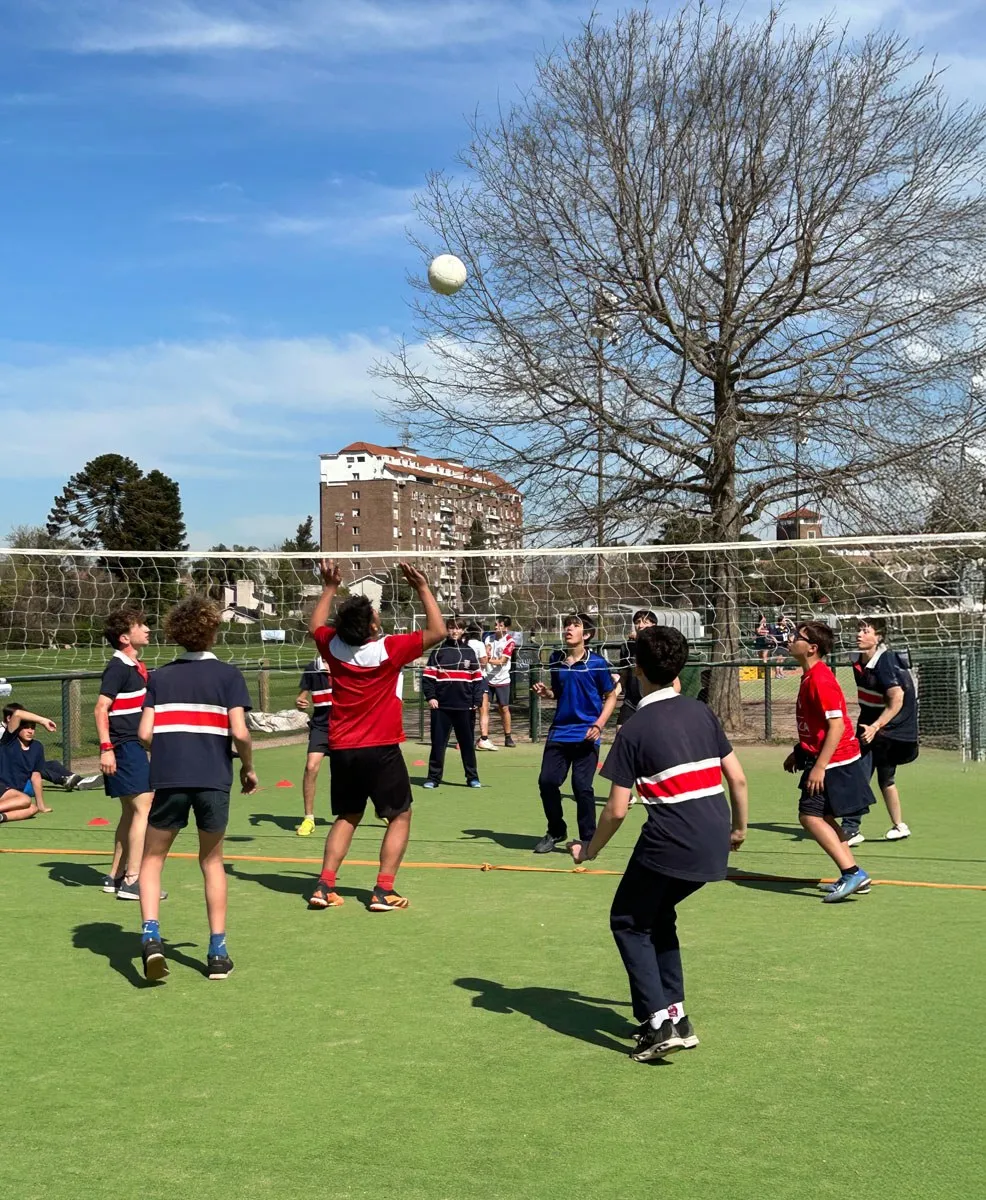 Partido de vóley en el campo de deportes del colegio
