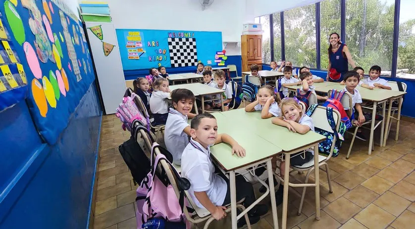 Alumnos de Primary trabajan en pequeños grupos en el aula