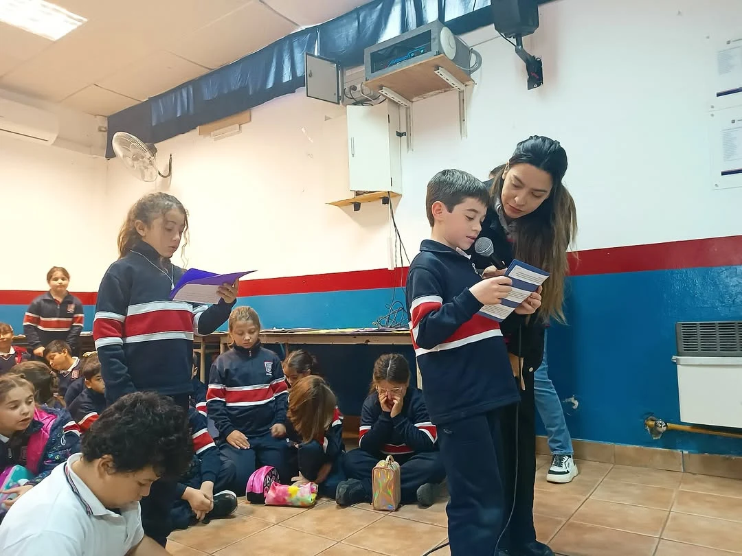 Alumnos de Primary en clase abierta: un chico lee en voz alta con el micrófono
