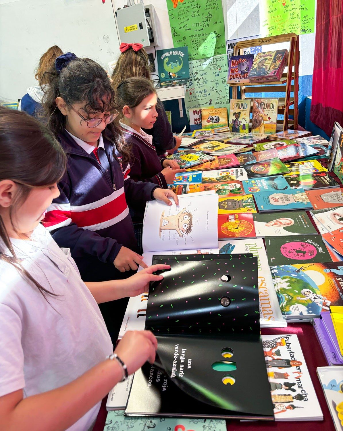 Alumnos de Primary recorren los puestos de la feria del libro del colegio