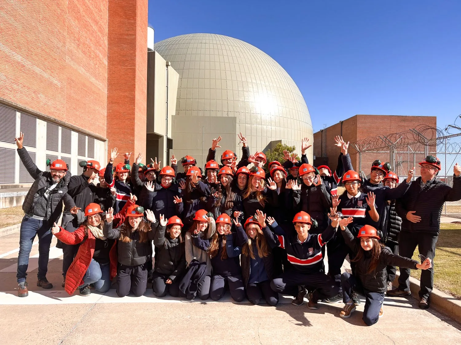 Estudiantes de Secondary con cascos rojos en una salida al planetario