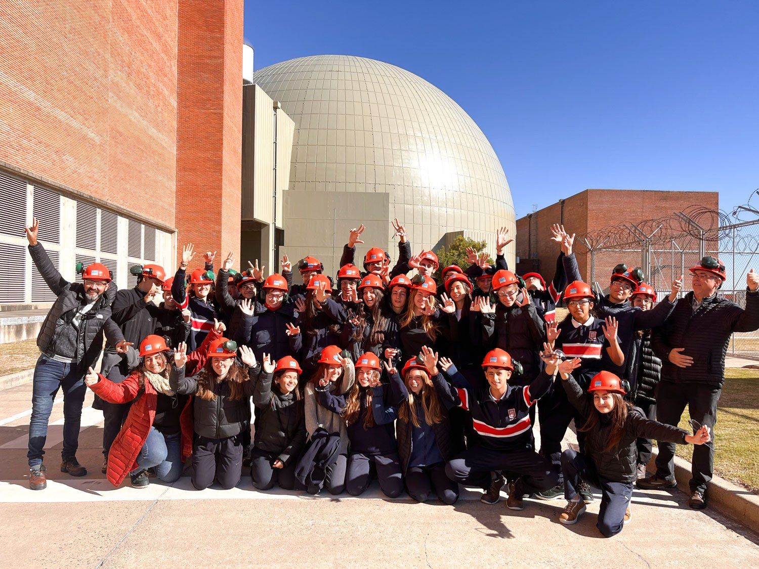 Estudiantes de Secondary con cascos rojos durante una salida educativa al planetario