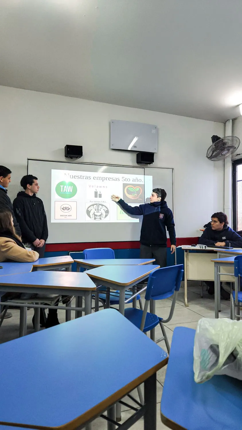 Estudiantes de Secondary presentan un proyecto en el escenario