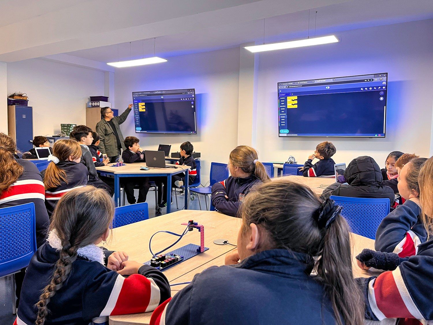 Alumnos trabajan con notebooks en el laboratorio digital del colegio